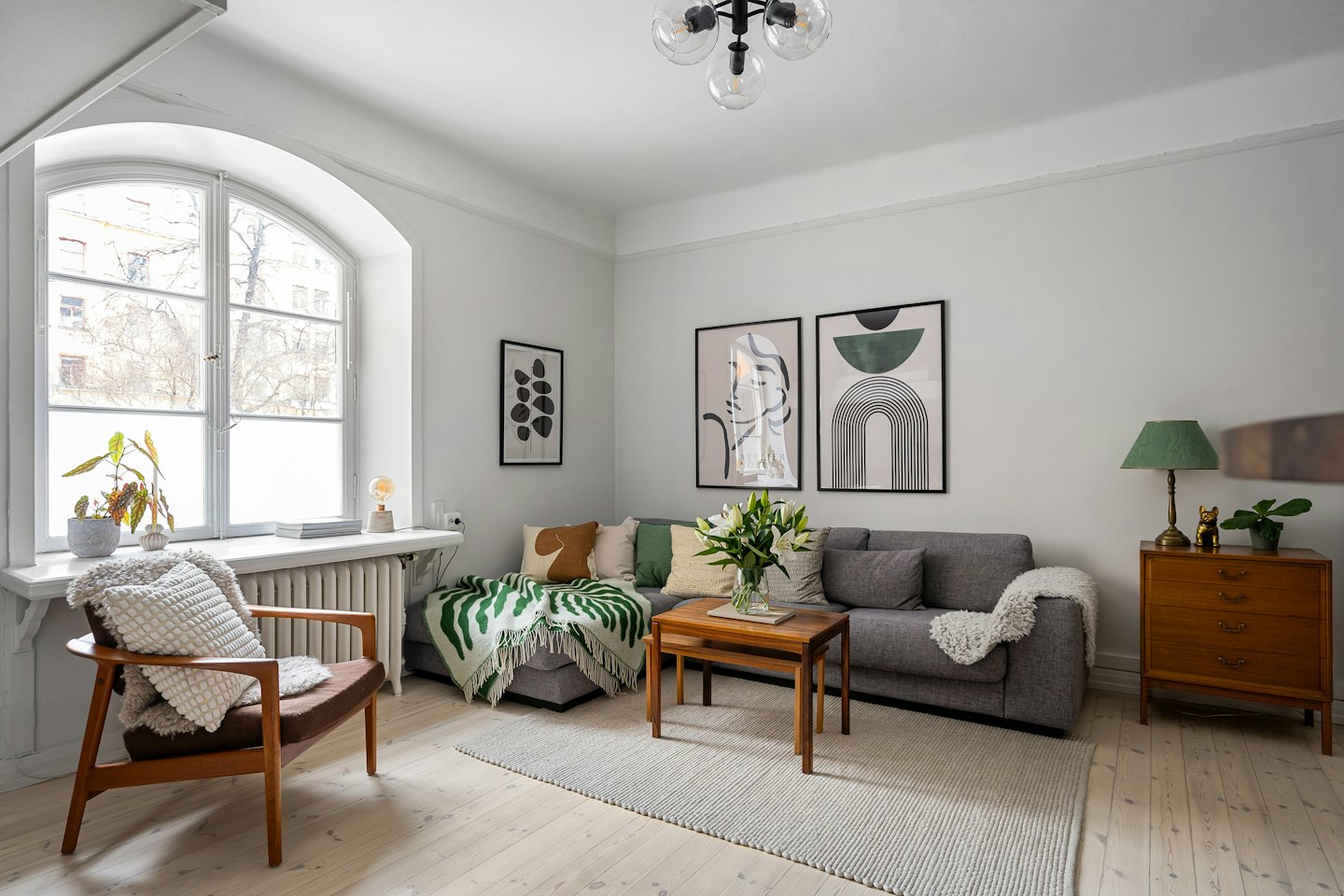 Graues Ecksofa in einem hellen, modernen Wohnzimmer.