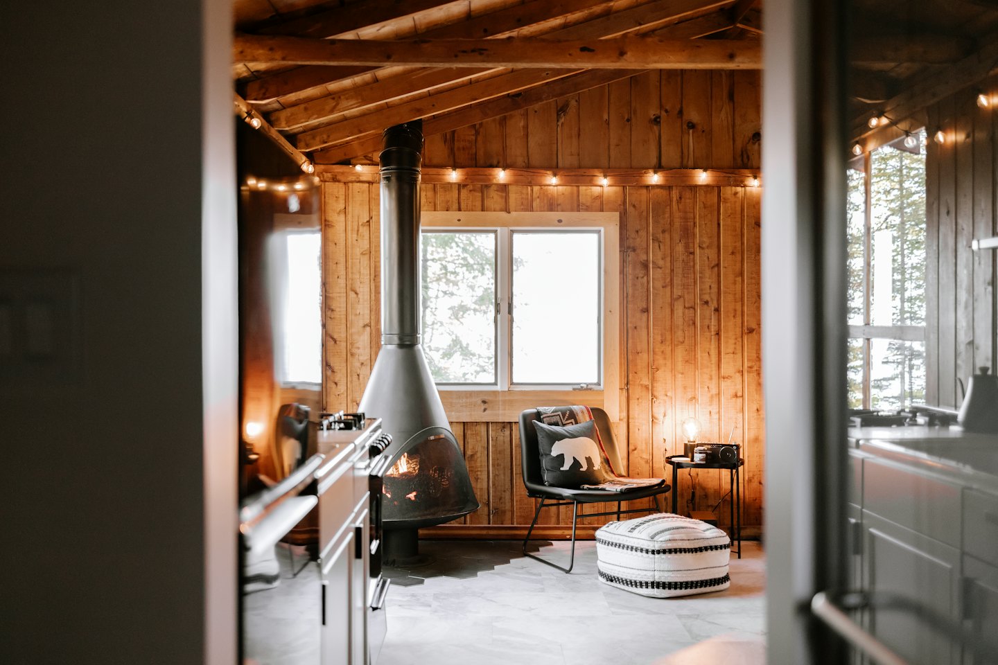 Gemütliches Kabineninterieur mit Kamin und Sessel.